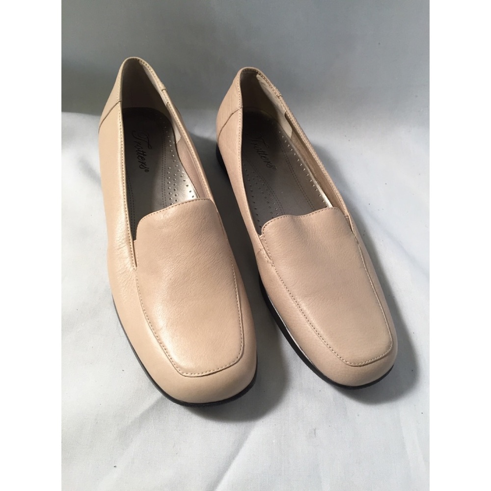 Trotters “Jenn” Light Beige Leather Loafers - Mis-Matched Sizes R-9½M , L-9M